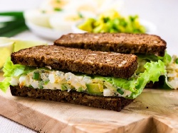Сандвичи с яйчена салата с авокадо - снимка на рецептата